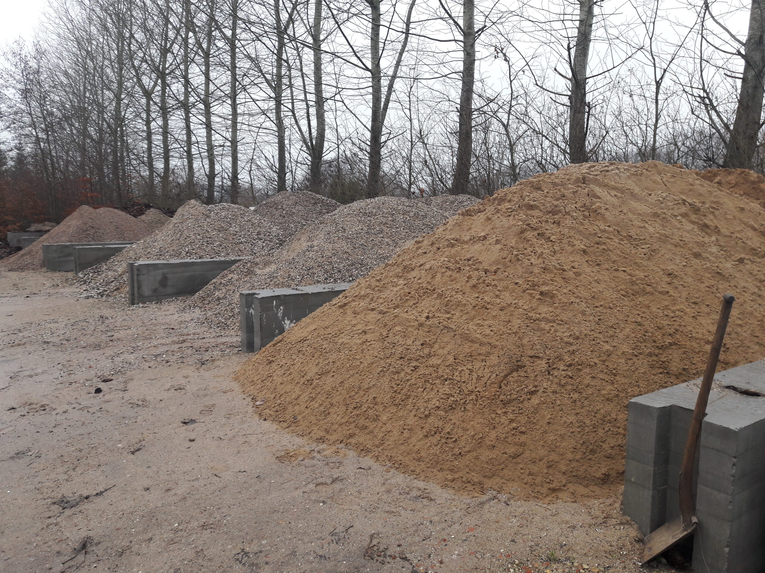 Bunker af sand og flis i bokse af betonblokke
